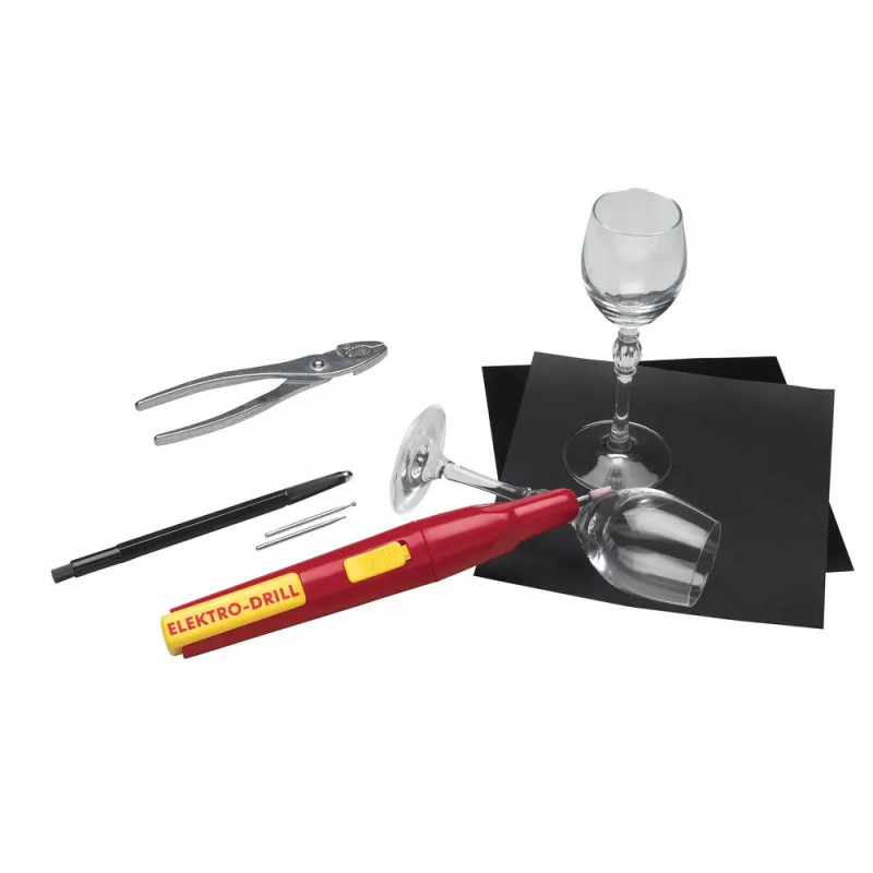 Gravierwerkzeug-Set mit Zange, Stift, Bohrer, Weingläsern und schwarzen Platten auf weißem Hintergrund.