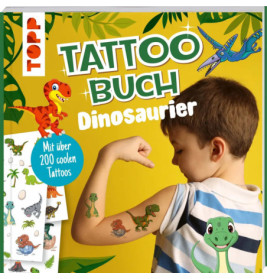 Ein Junge zeigt Dinosaurier-Tattoos auf seinem Arm vor einem gelben Hintergrund mit Dinosaurier-Illustrationen.