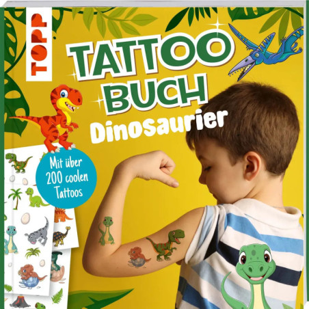 Ein Junge zeigt Dinosaurier-Tattoos auf seinem Arm vor einem gelben Hintergrund mit Dinosaurier-Illustrationen.