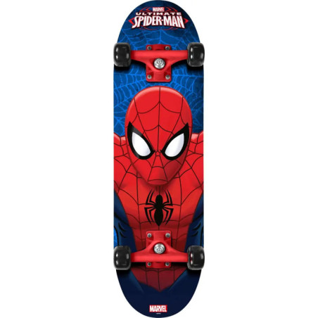 Skateboard mit großem Spider-Man-Motiv vor blauem Netz-Hintergrund.