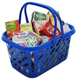 Blauer Einkaufskorb mit verpackten Lebensmitteln wie Snacks und Tiefkühlgerichten.