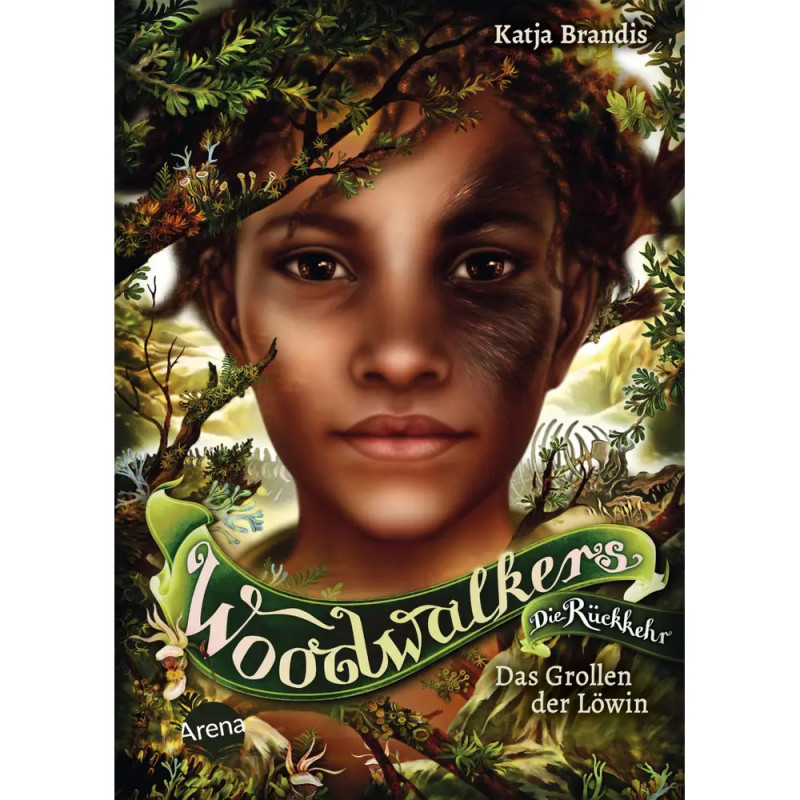 Buchcover: Ein Mädchen, dessen halbes Gesicht zur Löwin wird, umgeben von Blättern. Titel: Woodwalkers. Buchcover: Ein Mädchen, dessen halbes Gesicht zur Löwin wird, umgeben von Blättern. Titel: Woodwalkers.