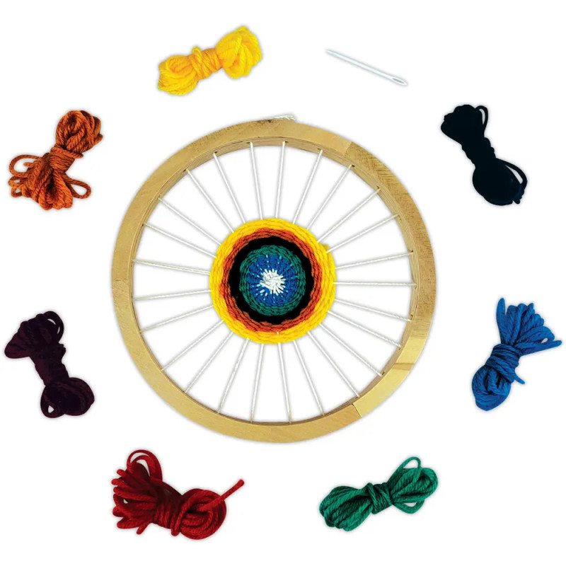 Holzwebrahmen mit buntem Garn, umgeben von Garnbündeln und einer Kunststoffnadel.