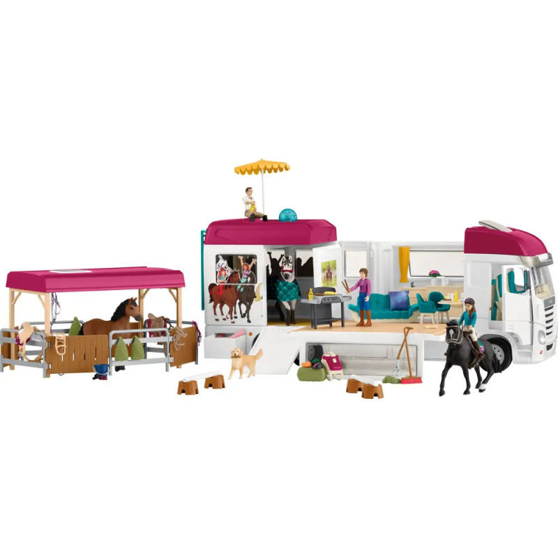 Spielset mit Pferdetransporter, Stall, Figuren, Pferden und Zubehör, arrangiert um den offenen Transporter.