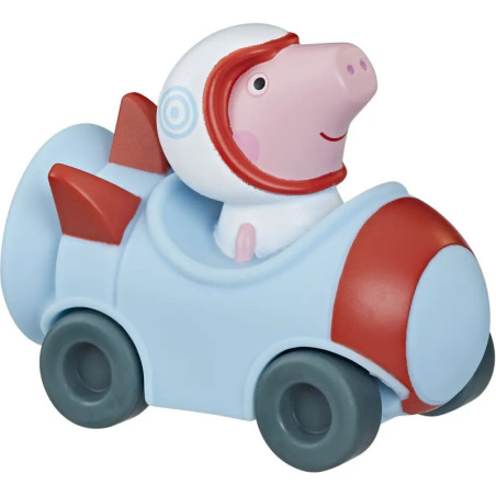 Peppa Wutz als Rennfahrerin sitzt in einem blau-roten Rennwagen als Spielzeugfigur.