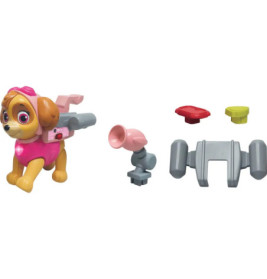 Spielzeughund mit pinkem Helm und Jetpack, dazu graue, pinke, rote und gelbe Zubehörteile aus Kunststoff.