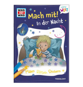 Ein Kind mit Stofffuchs sitzt nachts im Bett auf einem bunten, sternenklaren Cover eines deutschen Mitmachbuchs.
