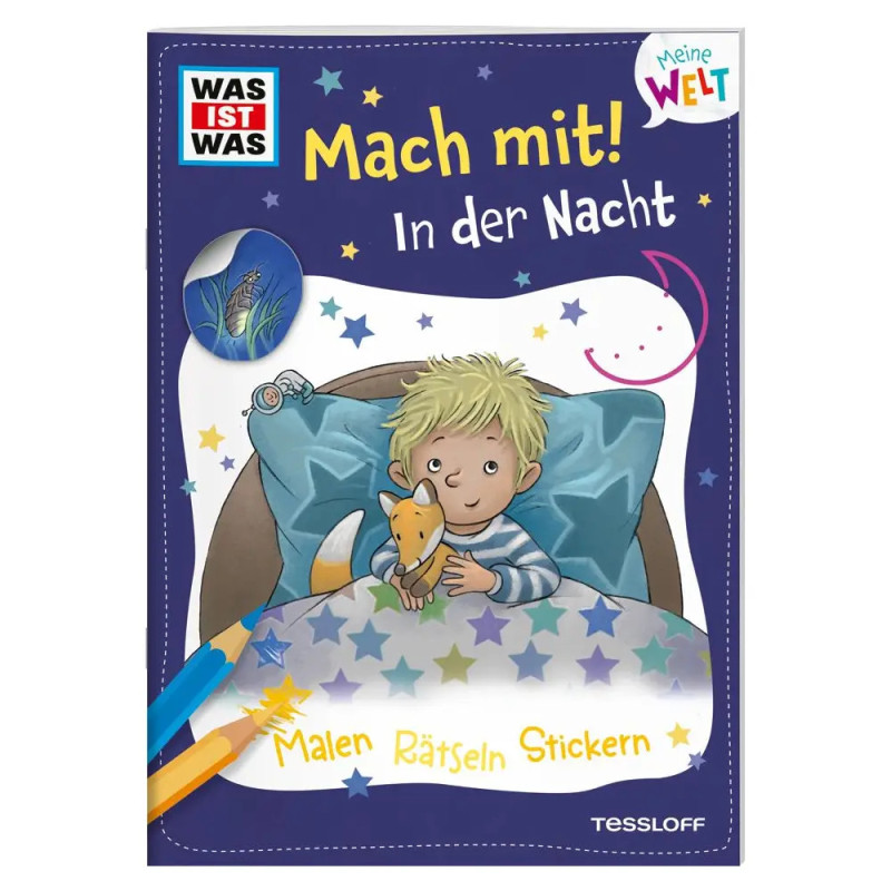 Ein Kind mit Stofffuchs sitzt nachts im Bett auf einem bunten, sternenklaren Cover eines deutschen Mitmachbuchs.