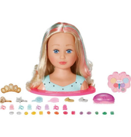 Blonder Mannequinkopf mit Haar-Accessoires, Tiara, Schminkpalette und Bürste davor arrangiert.