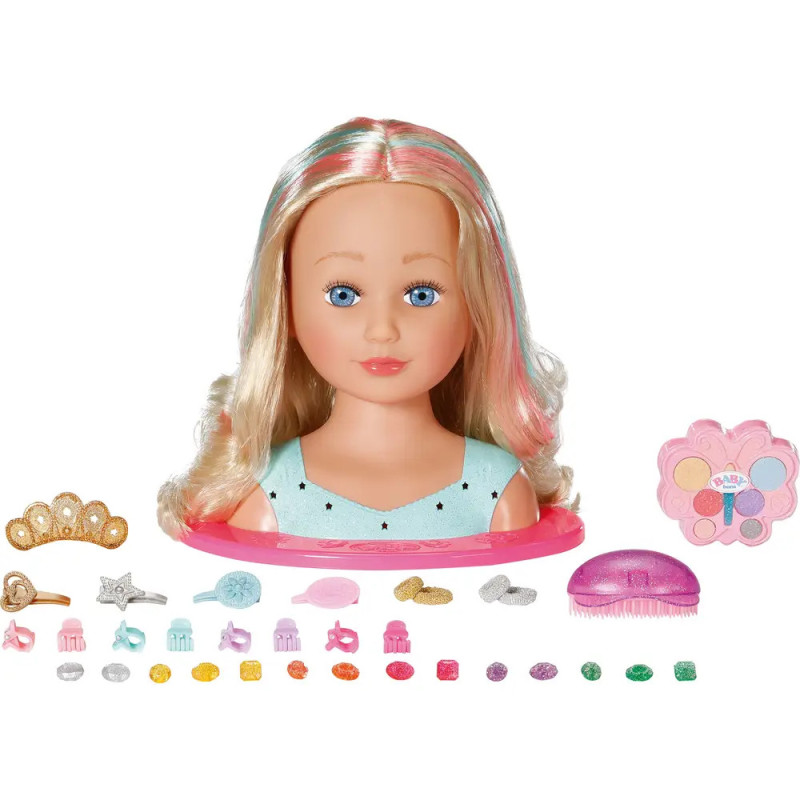 Blonder Mannequinkopf mit Haar-Accessoires, Tiara, Schminkpalette und Bürste davor arrangiert.