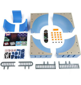 Fingerboard-Skatepark-Set mit Rampen, Geländern, Zubehör, Stickern und einem Fingerboard, alles ausgebreitet.
