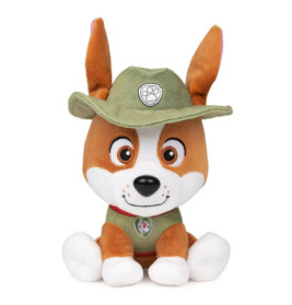 Plüschhund mit grünem Hut und Shirt mit Pfotenmuster, sitzt und schaut nach vorne.