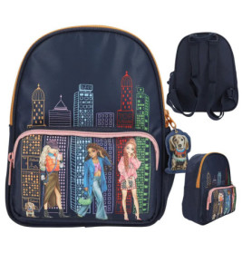 Dunkelblauer Rucksack mit Stadtmotiv, Modepuppen und Hundeschlüsselanhänger, von vorne, hinten und seitlich gezeigt.