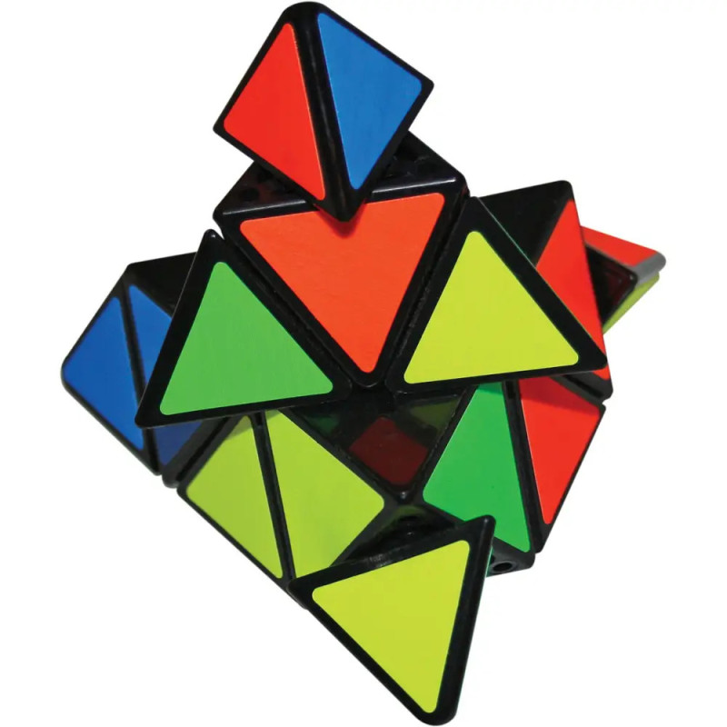 Ein verdrehter Pyraminx mit roten, blauen, gelben und grünen Flächen vor weißem Hintergrund.