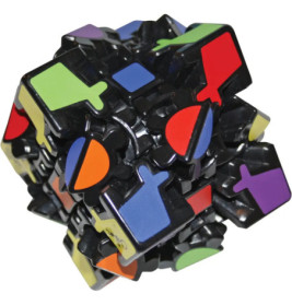 Ein komplexer, unregelmäßiger schwarzer Puzzlewürfel mit bunten geometrischen Aufklebern auf jedem Teil.