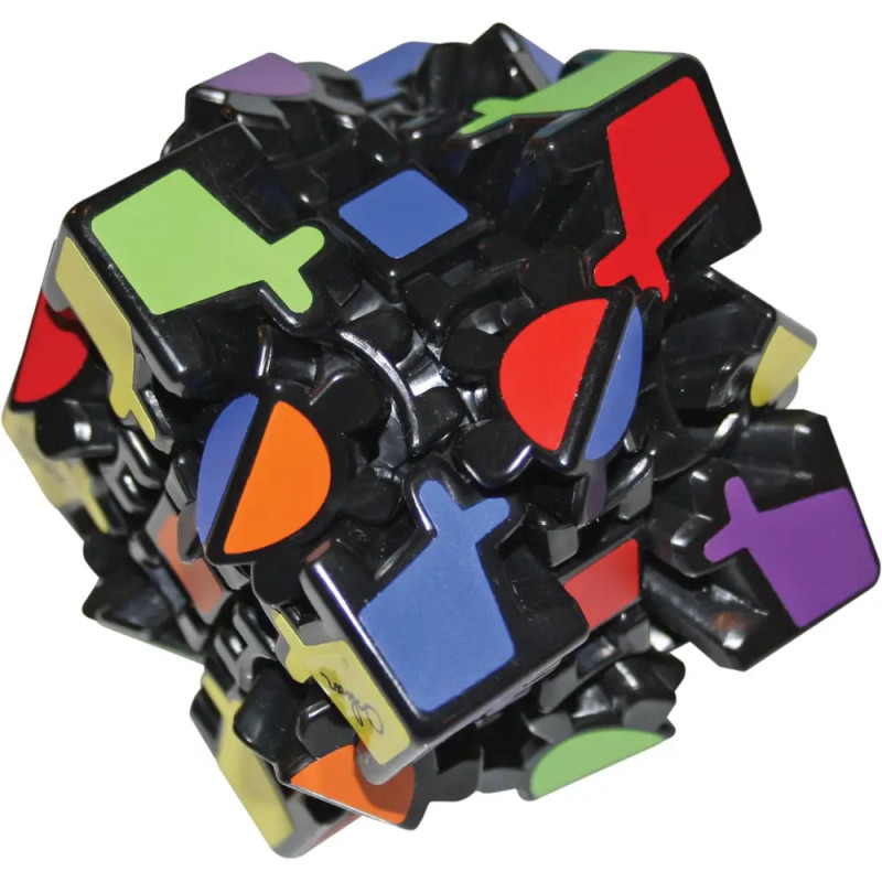Ein komplexer, unregelmäßiger schwarzer Puzzlewürfel mit bunten geometrischen Aufklebern auf jedem Teil.