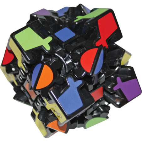 Ein komplexer, unregelmäßiger schwarzer Puzzlewürfel mit bunten geometrischen Aufklebern auf jedem Teil.