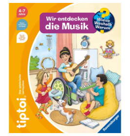 Kinder musizieren gemeinsam in einem gemütlichen Zimmer mit Fenster, einer Katze und verstreuten Büchern.