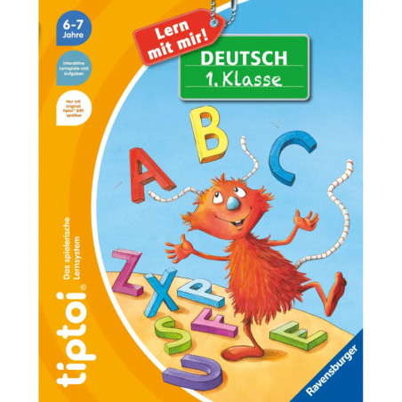 Orangenes Cartoon-Wesen mit Buchstaben um sich, hält ein Schild Deutsch 1. Klasse vor blauem Hintergrund.