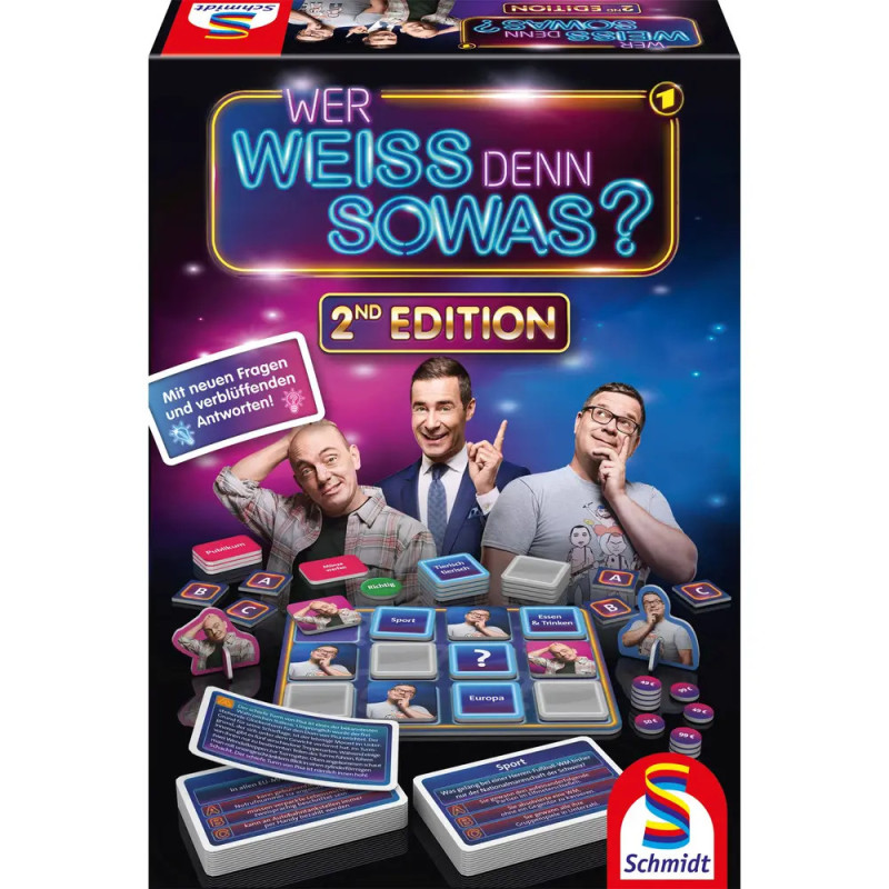 Spielbox von Wer weiß denn sowas? 2. Auflage mit drei Moderatoren und Fragekarten abgebildet. Spielbox von Wer weiß denn sowas? 2. Auflage mit drei Moderatoren und Fragekarten abgebildet.