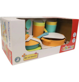 Spielküchenset in Box mit bunten Töpfen, Pfannen, Bechern und Besteck, sichtbar durch das Sichtfenster der Verpackung.