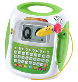 Grün-weißes Lerntablet für Kinder mit Alphabet-Tasten und gelbem Stift, der den Buchstaben Q nachzieht.