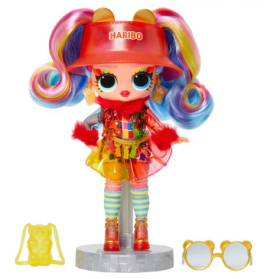 Bunte Puppe mit Regenbogenhaaren, rotem HARIBO-Visor, auffälligem Outfit und gelben Accessoires wie Brille und Tasche.