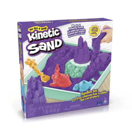 Kinetic Sand Sandbox-Set mit lila Sand, Förmchen und Werkzeugen für kreatives Spielen, auf der Verpackung abgebildet. Kinetic Sand Sandbox-Set mit lila Sand, Förmchen und Werkzeugen für kreatives Spielen, auf der Verpackung abgebildet.