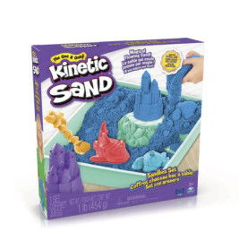 Box des Kinetic Sand Sandbox Sets mit blauem Sand, Förmchen und modellierten Sandskulpturen auf der Verpackung.