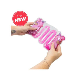 Die Hände halten ein pinkes Einhorn-Kühlpad, oben links befindet sich ein Ich bin NEU-Label.