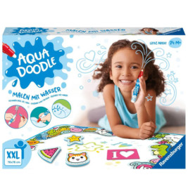 Lächelndes Mädchen malt mit Aqua Doodle Wasser-Malset. Bunte Zeichnungen und verspielte Verpackungen sind zu sehen.