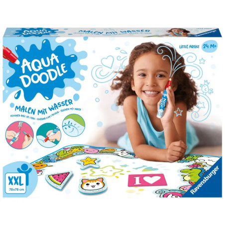 Lächelndes Mädchen malt mit Aqua Doodle Wasser-Malset. Bunte Zeichnungen und verspielte Verpackungen sind zu sehen.