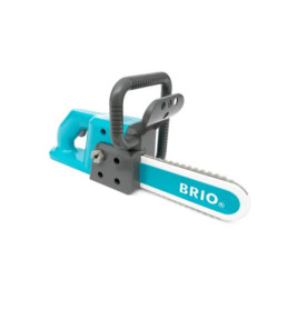 Eine blau-weiße Spielzeug-Kettensäge mit BRIO-Logo auf dem Sägeblatt vor weißem Hintergrund.