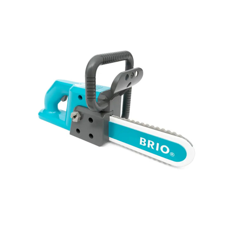 Eine blau-weiße Spielzeug-Kettensäge mit BRIO-Logo auf dem Sägeblatt vor weißem Hintergrund. Eine blau-weiße Spielzeug-Kettensäge mit BRIO-Logo auf dem Sägeblatt vor weißem Hintergrund.