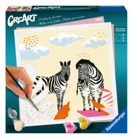 Malset mit zwei Zebras auf dem Deckel, eine Hand malt einen Teil des Zebrabildes aus.