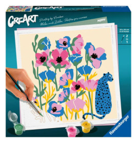 Eine Hand malt bunte Mohnblumen und einen blauen Geparden auf eine CreArt-Mal-nach-Zahlen-Box.