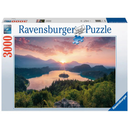 Ravensburger Puzzle mit 3000 Teilen, zeigt einen malerischen Sonnenuntergang über See und Bergen. Ravensburger Puzzle mit 3000 Teilen, zeigt einen malerischen Sonnenuntergang über See und Bergen.
