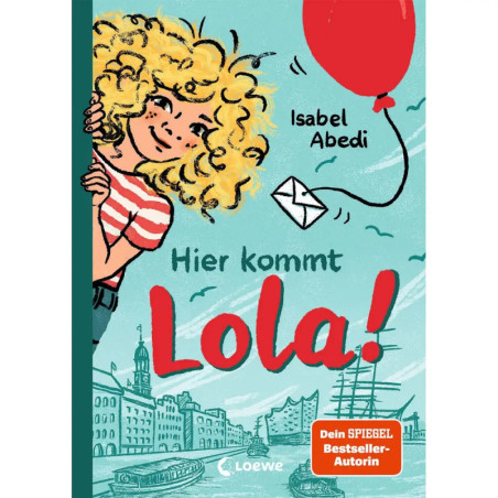 Buchcover: Mädchen mit Locken, rotem Ballon, Brief, Skyline und der Titel Hier kommt Lola!.