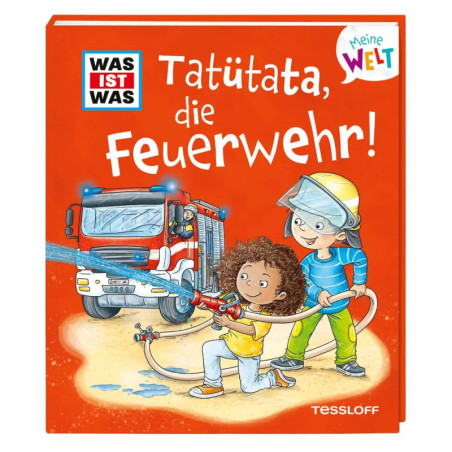 Kinder spielen mit einem Feuerwehrschlauch vor einem Feuerwehrauto auf dem Cover eines deutschen Kinderbuchs.