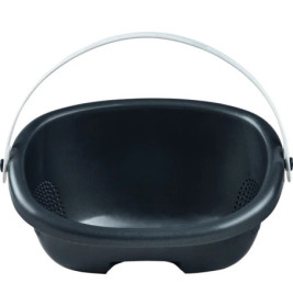 Schwarzes Kunststoffbecken mit weißem Griff und seitlichen kleinen Abflusslöchern.