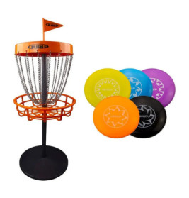 Mini-Discgolfkorb mit orangem Top und Ständer, daneben sechs bunte Discs fächerförmig angeordnet.