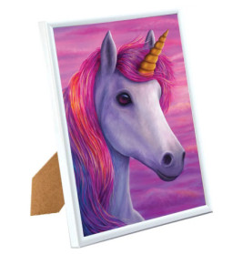 Gerahmtes Gemälde eines Einhorns mit goldenem Horn und Regenbogenmähne vor pink-lila Himmel.