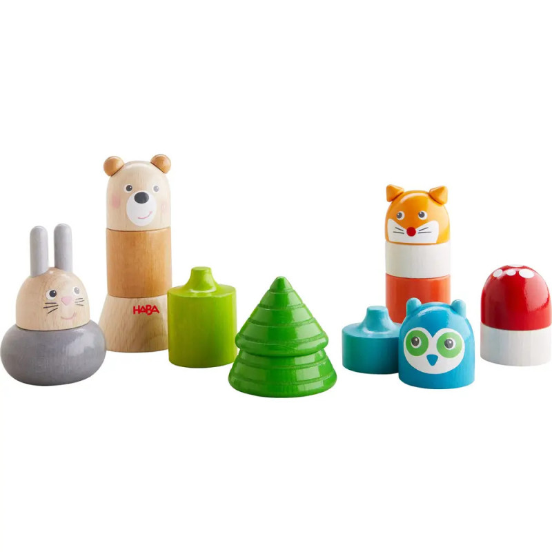 Bunte Holzsteckspiele in Tier-, Baum- und Pilzform stehen in einer Reihe.