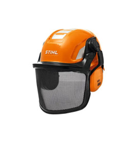Oranger STIHL-Schutzhelm mit Visier und Gehörschutz, freigestellt vor weißem Hintergrund.