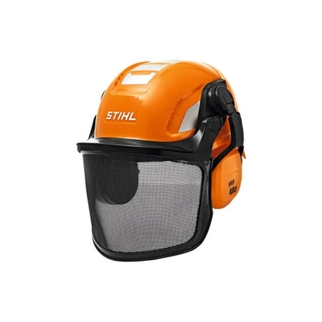 Oranger STIHL-Schutzhelm mit Visier und Gehörschutz, freigestellt vor weißem Hintergrund.
