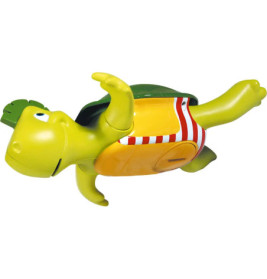 Plastikspielzeug: grüne Schildkröte im gestreiften Badeanzug, hebt einen Arm, als würde sie schwimmen.