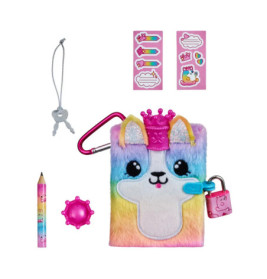 Buntes Plüsch-Lama-Tagebuch mit Schloss, Schlüsseln, Stickern, Stift und pinkem Anhänger ordentlich arrangiert.