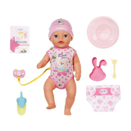 Babypuppe mit rosa Zubehör, Windel, Schale, Löffel, Schnuller, Mütze und Outfit auf weißem Hintergrund. Babypuppe mit rosa Zubehör, Windel, Schale, Löffel, Schnuller, Mütze und Outfit auf weißem Hintergrund.