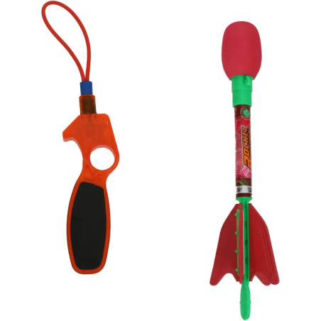 Rot-schwarzer Spielzeugwerfer mit passender Rakete (rote Schaumstoffspitze, grüne Flossen) auf weißem Hintergrund.
