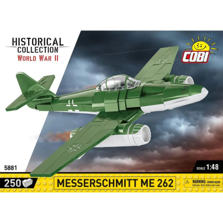 Grünes Modellflugzeug Messerschmitt Me 262 von Cobi aus der WWII Historical Collection vor bewölktem Himmel.